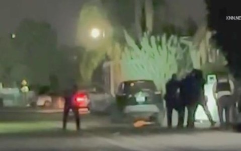 手机录像记录了波莫纳警方与持枪嫌疑人之间的激烈交火